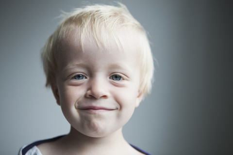Porträt eines glücklichen kleinen blonden Jungen, lizenzfreies Stockfoto