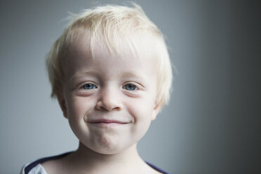 Porträt eines glücklichen kleinen blonden Jungen - RBF004256
