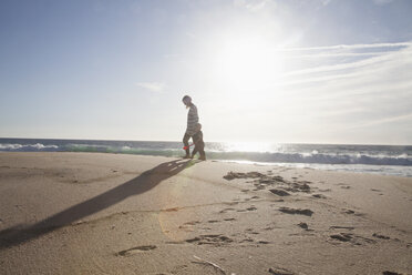 Mother walking with her little son on the beach - RBF004261