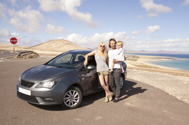 Spanien, Fuerteventura, Jandia, Familie mit Auto an der Küste - MFRF000595
