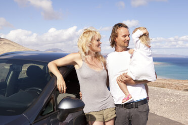Spain, Fuerteventura, Jandia, happy family with car at the coast - MFRF000596