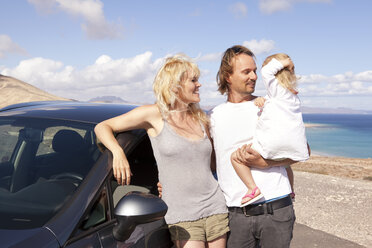 Spanien, Fuerteventura, Jandia, glückliche Familie mit Auto an der Küste - MFRF000596