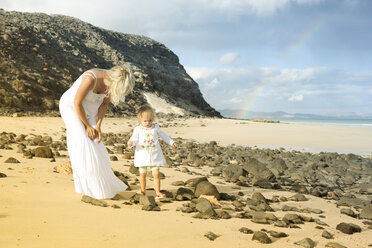 Spanien, Fuerteventura, Jandia, Mutter und Tochter am Strand - MFRF000601