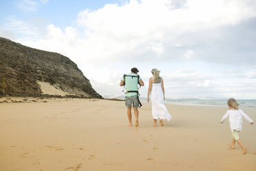 Spanien, Fuerteventura, Jandia, Familienspaziergang am Strand - MFRF000603