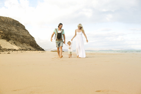 Spanien, Fuerteventura, Jandia, Familienspaziergang am Strand, lizenzfreies Stockfoto