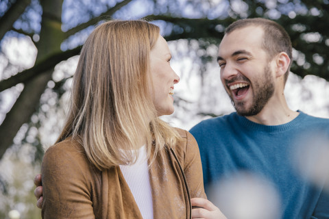 Lachendes junges Paar, lizenzfreies Stockfoto