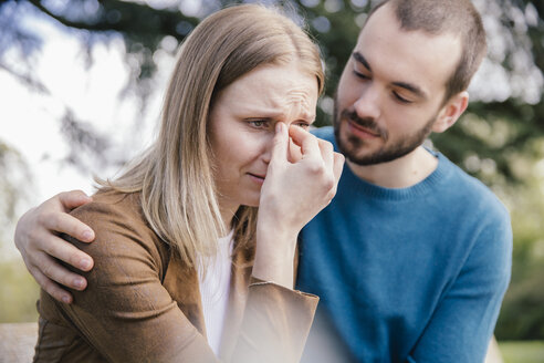 Young man comforting his desperate girlfriend - MFF002961