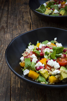 Salatschüssel mit Feldsalat, Quinoa, gelber Paprika, Cocktailtomate, Avocado, Feta und Granatapfelkernen - LVF004721