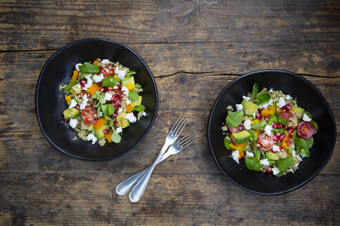 Salatschalen mit Feldsalat, Quinoa, gelber Paprika, Cocktailtomaten, Avocado, Feta und Granatapfelkernen - LVF004722