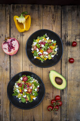 Salad bowls with lamb's lettuce, quinoa, yellow bell pepper, cocktail tomato, avocado, feta and pomegranate seeds - LVF004723