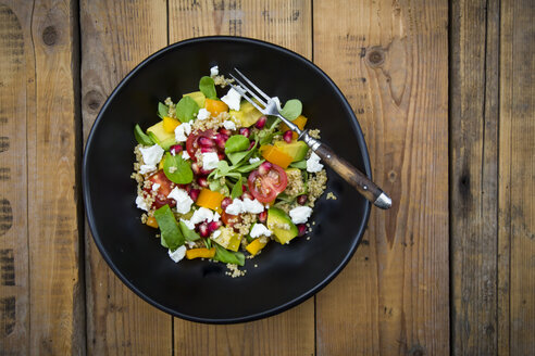 Salad bowl with lamb's lettuce, quinoa, yellow bell pepper, cocktail tomato, avocado, feta and pomegranate seeds - LVF004724