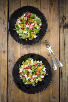 Salatschalen mit Feldsalat, Quinoa, gelber Paprika, Cocktailtomaten, Avocado, Feta und Granatapfelkernen - LVF004725