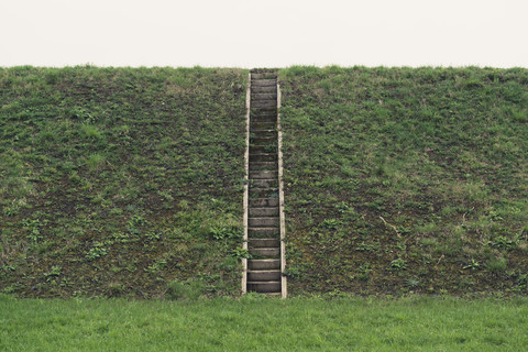 Hochwasserschutz, Damm und Stufen, lizenzfreies Stockfoto