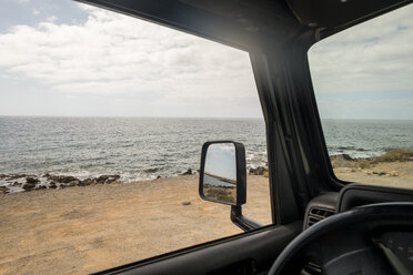 Spanien, Teneriffa, Strand vom Auto aus gesehen - SIPF000319