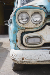 Rusty vintage car, partial view - MAUF000407