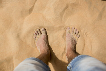 UAE, man's feet in the desert sand - MAUF000409