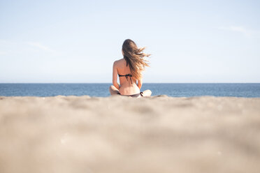 Spanien, Teneriffa, junge Frau entspannt am Strand - SIPF000323