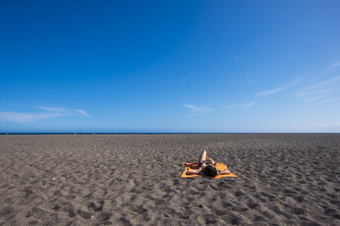 Spanien, Teneriffa, junge Frau entspannt am Strand - SIPF000327