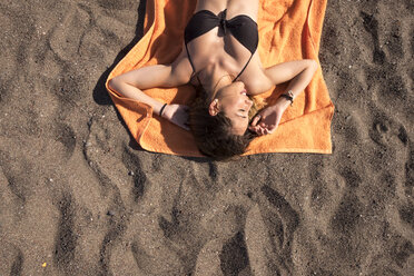 Junge Frau entspannt sich am Strand - SIPF000328