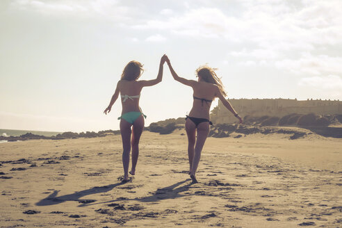 Spanien, Teneriffa, zwei Freundinnen gehen am Strand spazieren - SIPF000345