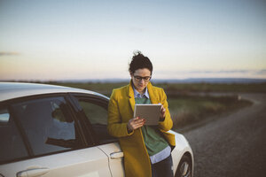 Frau benutzt digitales Tablet im Auto - JPF000125