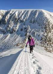 Vereinigtes Königreich, Schottland, Ben Nevis, Carn Mor Dearg, Senior-Bergsteigerin - ALRF000376