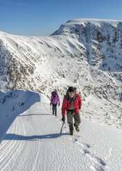 United Kingdom, Scotland, Ben Nevis, Carn Mor Dearg, mountaineers - ALRF000380