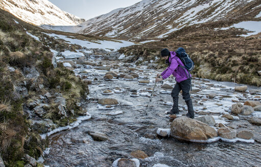 Vereinigtes Königreich, Schottland, Ben Nevis, Carn Mor Dearg, Bergsteiger überqueren Fluss - ALRF000383