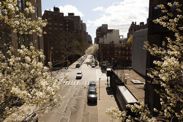 USA, New York, Manhattan, High Line Park, View onto street - FCF000875