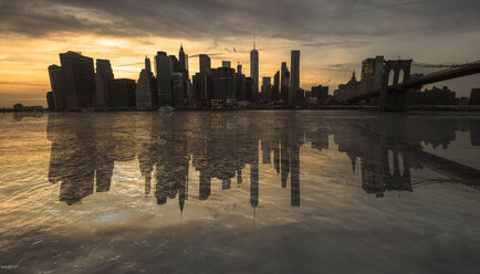 USA, New York, Blick von Brooklyn auf Manhattan bei Sonnenuntergang - FCF000876