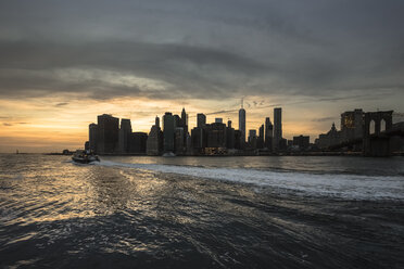 USA, New York, Blick von Brooklyn auf Manhattan bei Sonnenuntergang - FCF000877