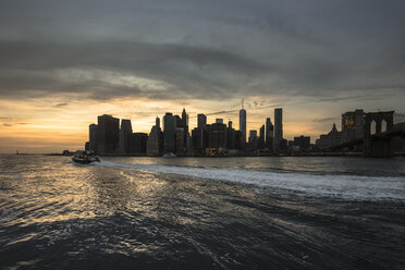 USA, New York, View from Brooklyn to Manhattan at sunset - FCF000877