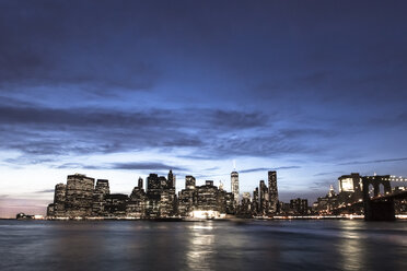 USA, New York, Blick von Brooklyn nach Manhattan, Manhatten Bridge, blaue Stunde - FCF000878