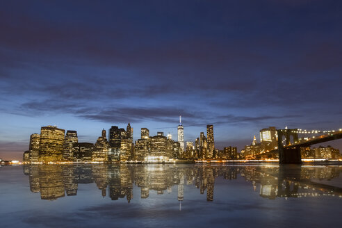 USA, New York, Blick von Brooklyn nach Manhattan, Manhatten Bridge, blaue Stunde - FCF000879