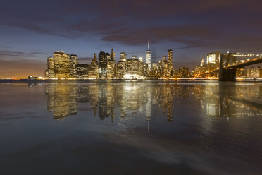 USA, New York, Blick von Brooklyn nach Manhattan, Manhatten Bridge am Abend - FCF000880