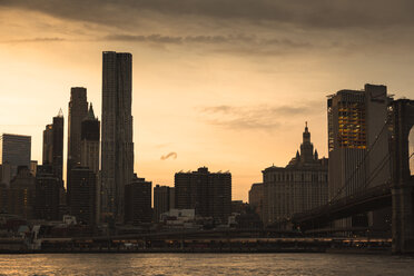 USA, New York, View from Brooklyn to Manhattan at sunset - FCF000884