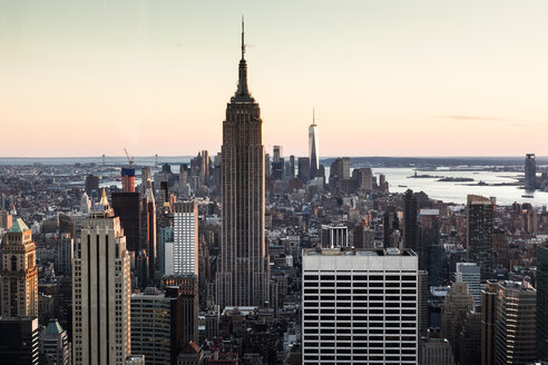 USA, New York, Manhattan, Empire State Building in the evening - FCF000885