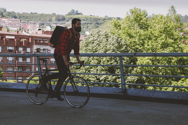 Spanien, Bilbao, Mann fährt Rennrad auf einer Brücke - RTBF000098