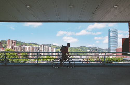 Spanien, Bilbao, Mann fährt Rennrad auf einer Brücke - RTBF000099
