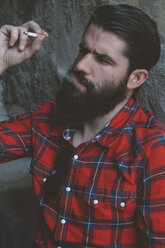 Porträt eines rauchenden, ernst dreinblickenden Mannes mit Vollbart - RTBF000103