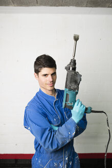 Porträt eines Bauarbeiters mit Presslufthammer - RAEF001025