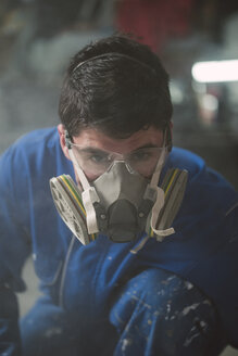 Porträt eines Bauarbeiters mit Schutzmaske - RAEF001041