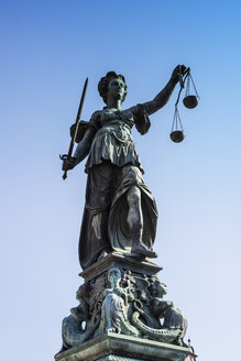 Deutschland, Frankfurt, Gerechtigkeitsbrunnen, Skulptur der Justitia - WGF000848