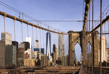 USA, New York City, Manhattan, Brooklyn Bridge in den Morgenstunden - FCF000889