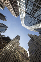 USA, New York City, Manhattan, Financial District, Blick von unten - FCF000896