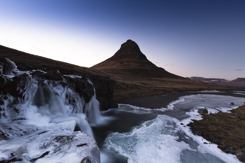 Island, Halbinsel Snaefellsnes, Grundafjoerdur, Kirkjufell, eisiger Wasserfall - FCF000909