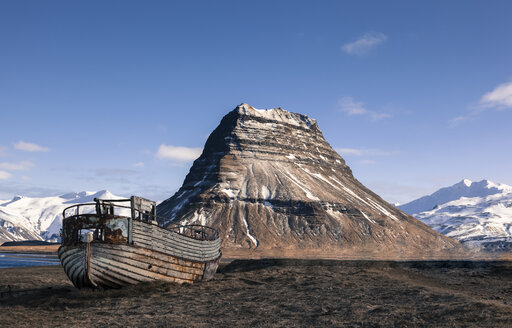 Island, Halbinsel Snaefellsnes, Grundafjoerdur, Kirkjufell, altes Boot - FCF000910