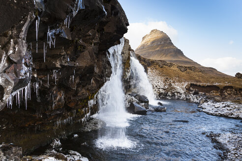 Island, Halbinsel Snaefellsnes, Grundafjoerdur, Kirkjufell, Wasserfall - FCF000913