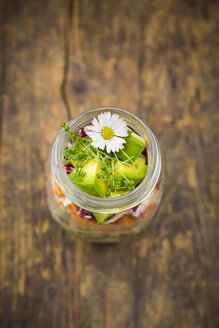 Frühlingshafter Salat im Glas, Radicchio, Avocado, Karotte und Kresse, Gänseblümchen - LVF004731