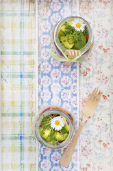 Frühlingshafter Salat im Glas, Avocado und Kresse, Gänseblümchen - LVF004733